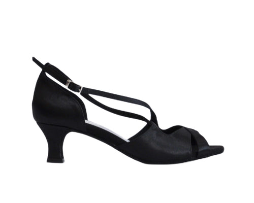 736 Tanzschuhe aus schwarzem Satin von Dancing Queens; Riemchensandalen, offene Zehenpartie, niedriger Absatz, Seitenansicht auf weißem Hintergrund.